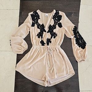 Selfie Leslie Beige/Blk Lace Applique Romper Small